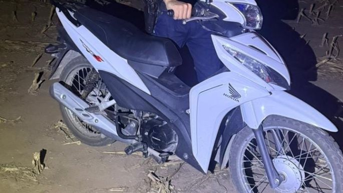 Entre pastizales encontraron una moto robada el miércoles
