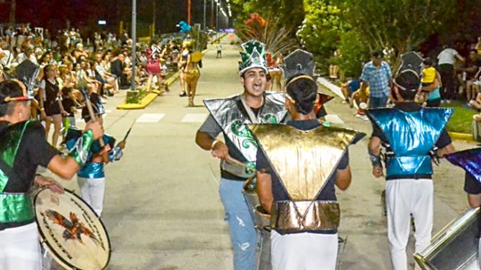 Noche de carnaval con muchos invitados