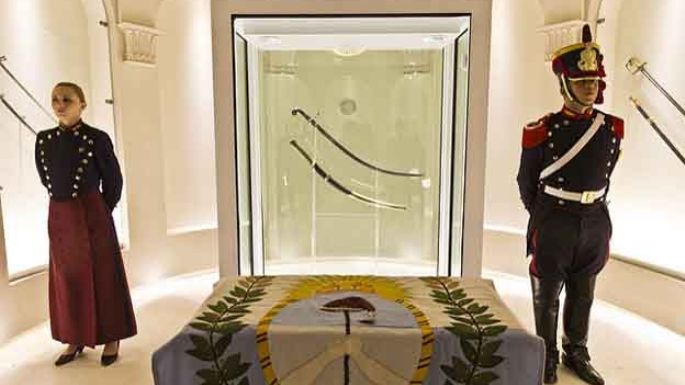 De sable, Granaderos e identidad