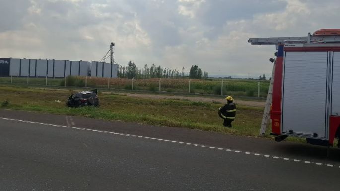 Conductor quedó atrapado en su vehículo tras un choque