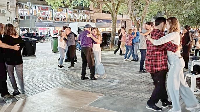 Reunión de amantes del tango en la plaza