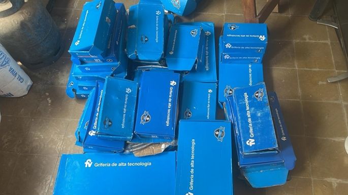 Vendían griferías de dudosa procedencia en la vía pública