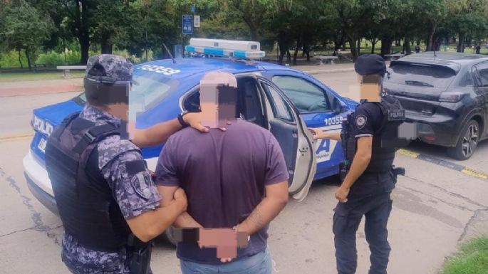 Amenazaron con un arma a un joven para robarle, y después quisieron sobornar a policías