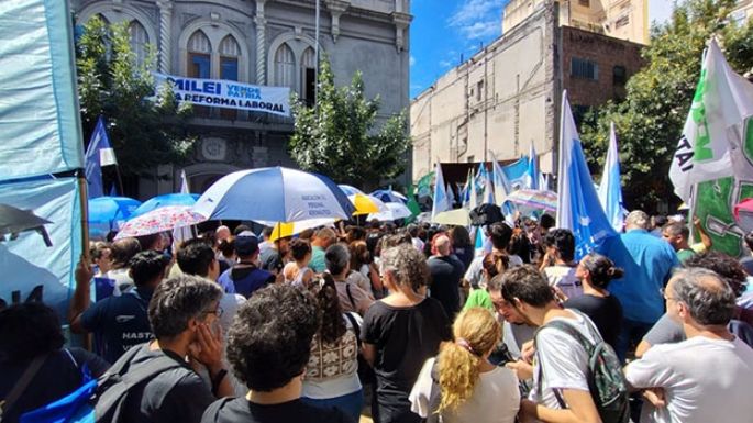 Gremios y movimientos sociales repudiaron la reforma laboral