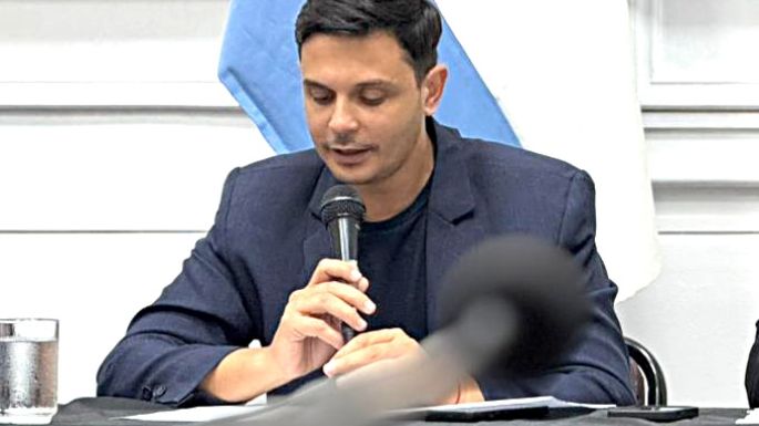 Inglese, al frente por un año más