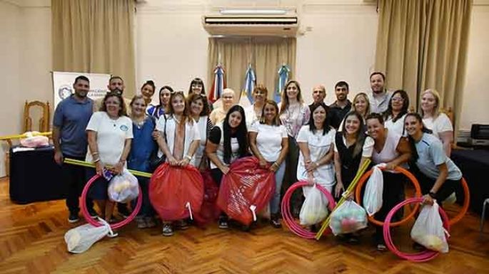 Entregaron material deportivo a 24 escuelas rurales de la zona