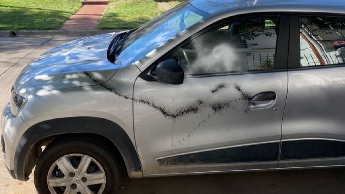 Así le dejaron el auto a una vecina en el barrio Santa Ana