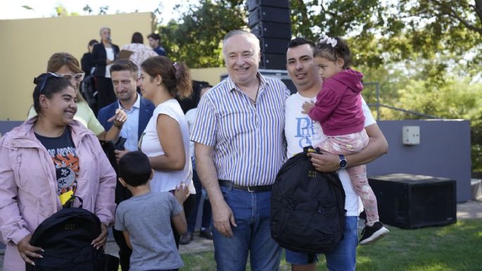 Entregaron kits escolares en los municipios de Villa María y Villa Nueva