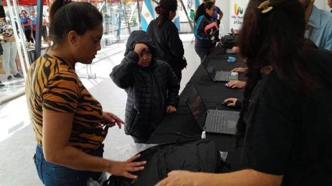 Entregaron kits escolares en los municipios de Villa María y Villa Nueva