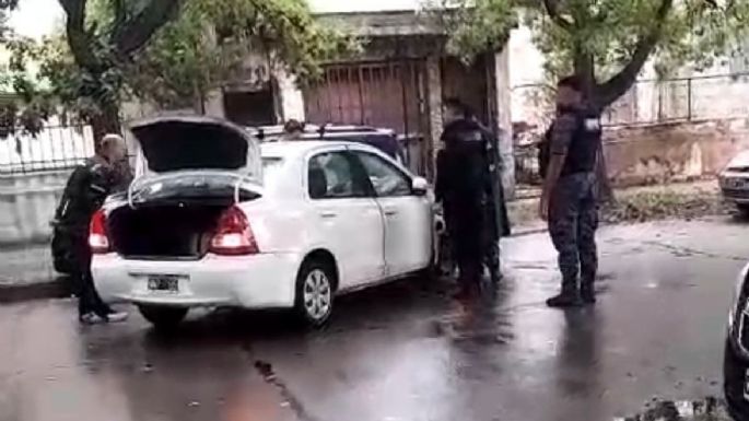 Detuvieron al conductor que chocó dos autos estacionados