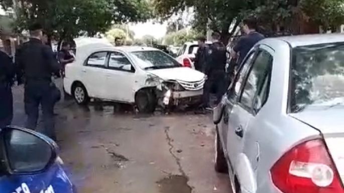 Detuvieron al conductor que chocó dos autos estacionados