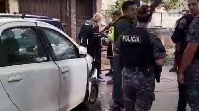 Detuvieron al conductor que chocó dos autos estacionados