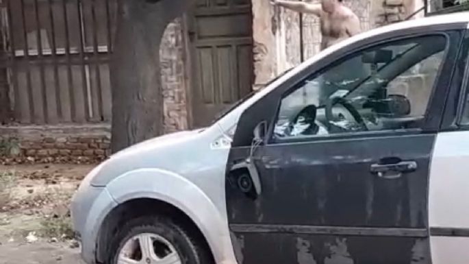 Detuvieron al conductor que chocó dos autos estacionados