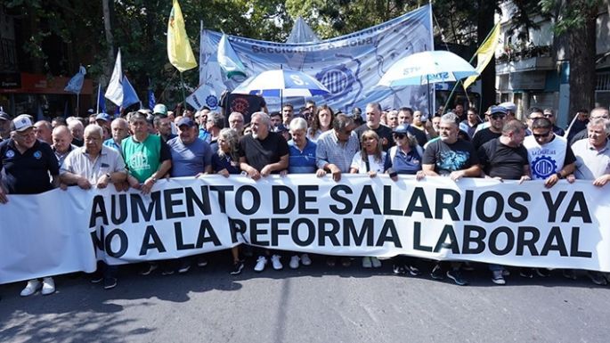 Masiva marcha de gremios contra la reforma
