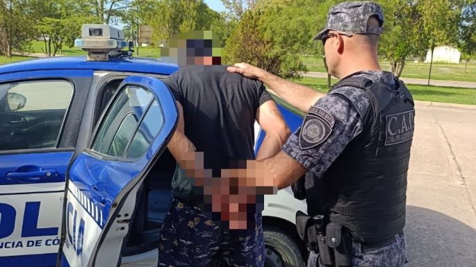 Robaba placas en el cementerio y lo detuvieron