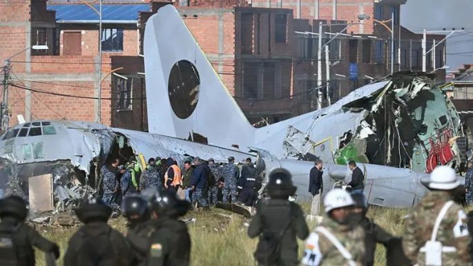 Cayó avión militar que transportaba paquetes con mucho dinero boliviano