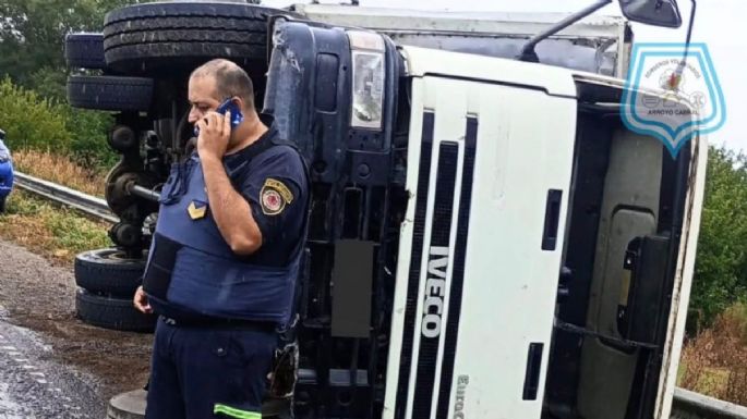 Volcó un camión en la Ruta 158: dos personas trasladadas al hospital