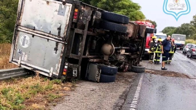 Volcó un camión en la Ruta 158: dos personas trasladadas al hospital