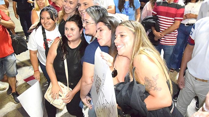 Llaryora anunció un aporte para pavimento desde el Festival