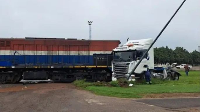 Un tren descarriló tras embestir a un camión