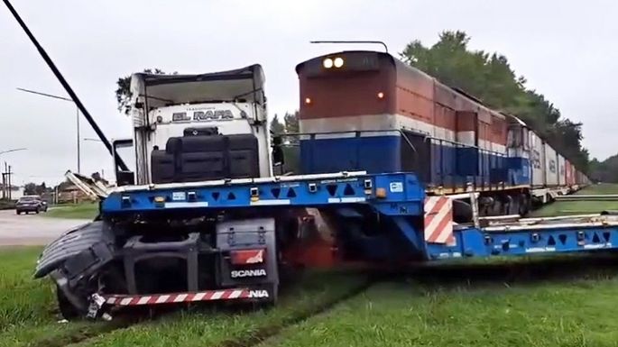Descarriló un tren al embestir a un camión