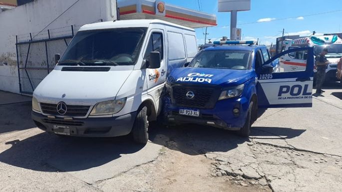 Cuatro policías heridos al chocar en avenida Perón