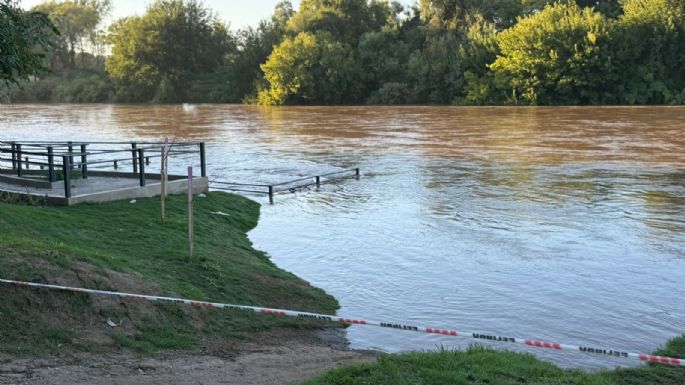 Creció el nivel del río y piden precaución