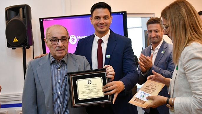 Merecido homenaje a los constituyentes de 1996