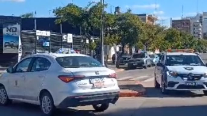 Chocaron dos autos en la rotonda de los bulevares España y Vélez Sarsfield