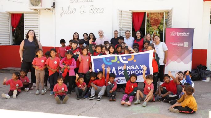 Entregaron útiles recolectados en el Festival Eco Solidario a la Escuela Rural Julio Argentino Roca
