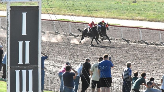 Titan Time ganó en un carrerón