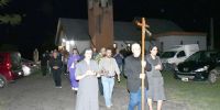 Tras la misa se realizó una pequeña peregrinación hasta donde se encuentran los restos del padre Hugo