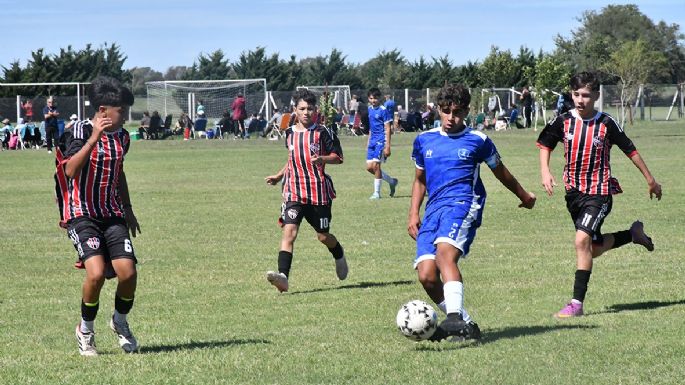 Se desarrolla el torneo "100 Años" del club Alem