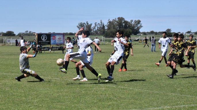 Se desarrolla el torneo "100 Años" del club Alem