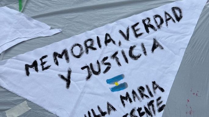 Villamarienses en Dublín intervienen las calles con pañuelos blancos