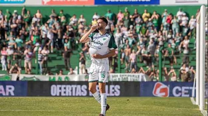 Sarmiento, de local, complicó al Tiburón