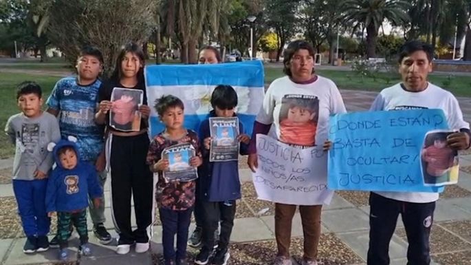 Una familia que marcha en soledad