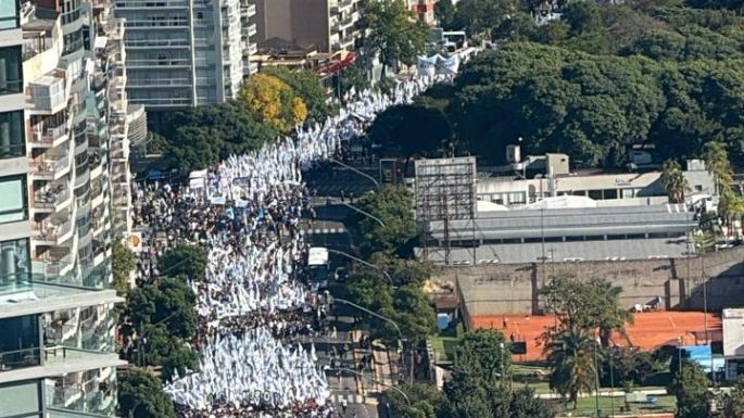 Una multitud se concentra en Plaza de Mayo a 50 años del golpe