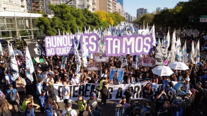 Una multitud se concentra en Plaza de Mayo a 50 años del golpe
