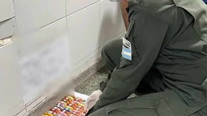 Dijo que le dolía la panza y descubrieron que tenía 95 cápsulas con cocaína