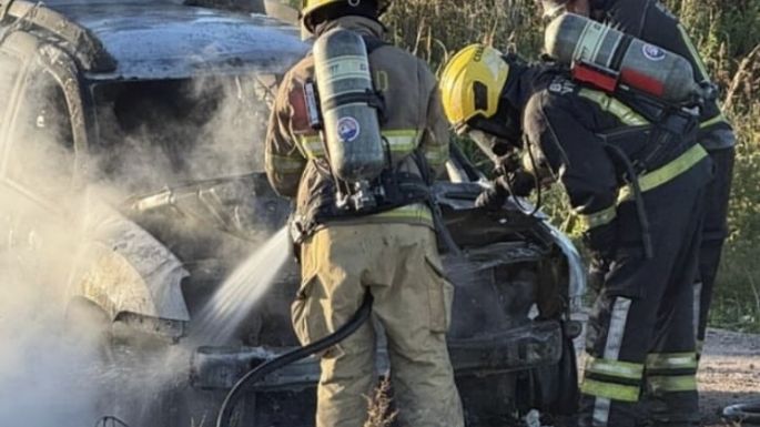 Un auto se incendió durante la madrugada