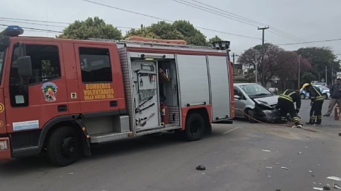 Choque entre un auto y un camión en Villa Nueva: un herido leve