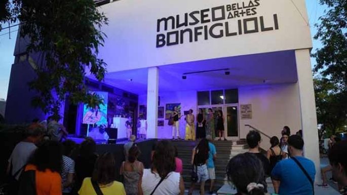 Muestra y performance en vivo