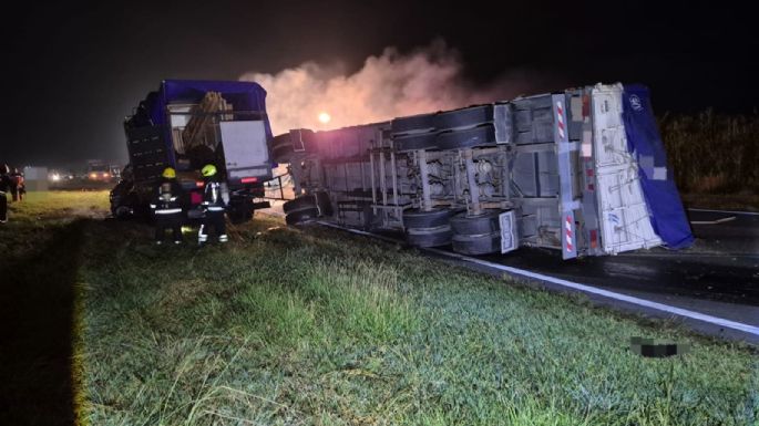 Murió una conductora tras chocar contra un camión e incendiarse su auto