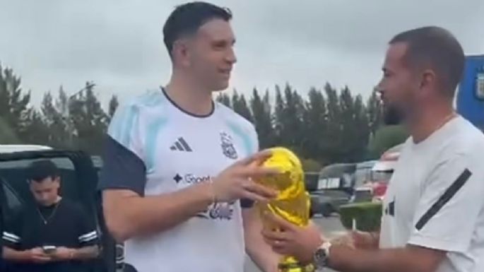 Emiliano Martínez recibió una réplica de la Copa hecha por el varillense Martín Dosetto