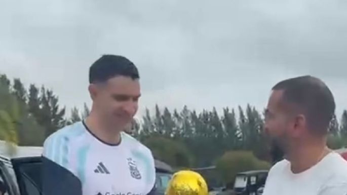 Emiliano Martínez recibió una réplica de la Copa hecha por el varillense Martín Dosetto
