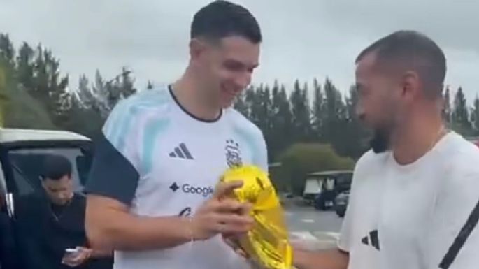 Emiliano Martínez recibió una réplica de la Copa hecha por el varillense Martín Dosetto