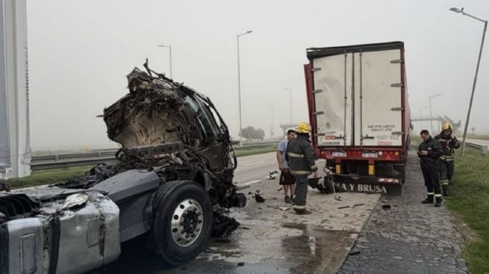 Colisión entre dos camiones en la autopista Córdoba–Rosario