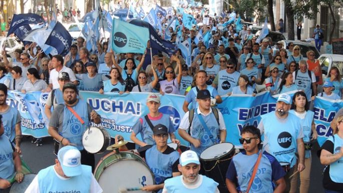 El Gobierno otorgó un bono de ayuda escolar a estatales