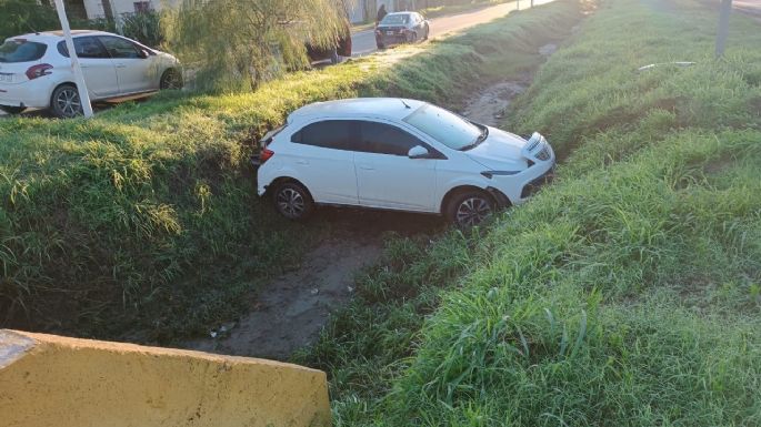 Un auto cayó en una zanja en el ingreso al barrio Golf de Villa Nueva